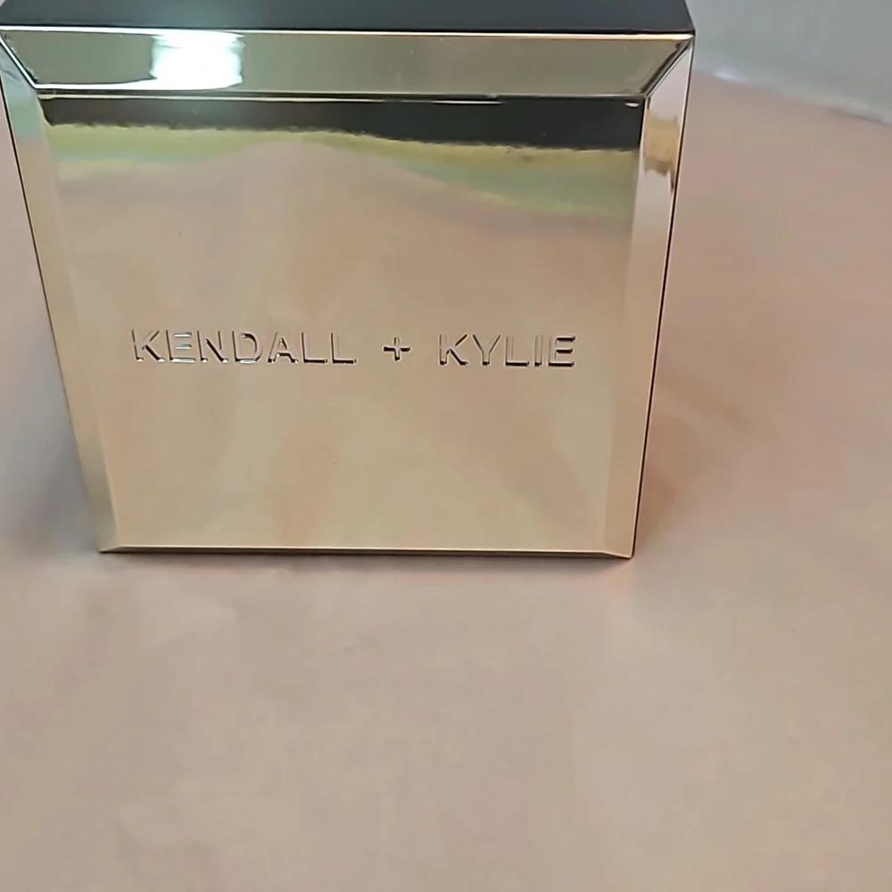 KENDALL & KYLIE Watch and Bracelet gift 🎁 set - Picture 3 of 9
